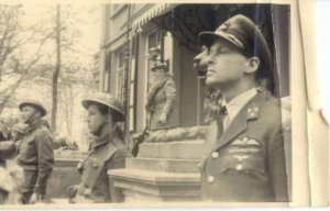 Koningin Wilhelmina neemt het defilé af !